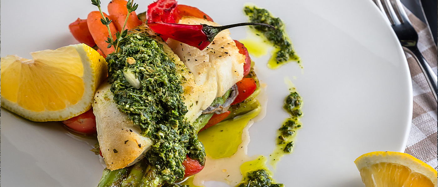 Salsa Verde Soslu Izgara Somon ve Sotelenmiş Sebzeler Salsa Verde Soslu Izgara Somon ve Sotelenmiş Sebzeler